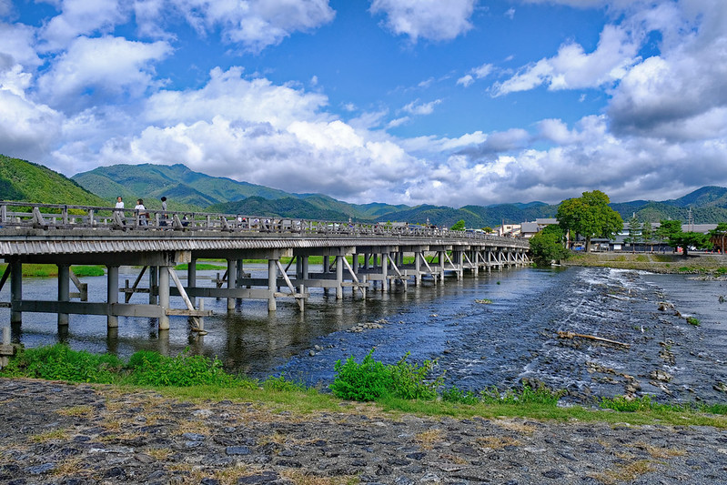 Ponte Togetsukyo: A Lua que Atravessa o Rio