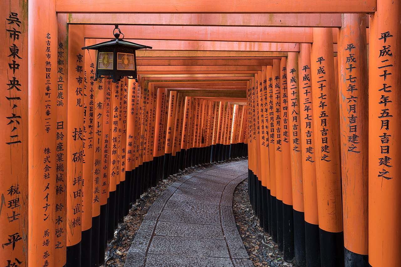 Fushimi Inari Taisha: O Caminho Vermelho da Montanha
