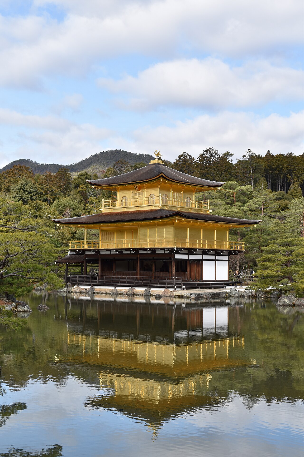 Kinkaku-ji: O Pavilhão que Renasceu do Fogo