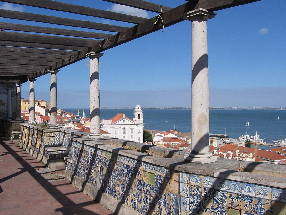 Miradouro de Santa Luzia: The Balcony Over Alfama