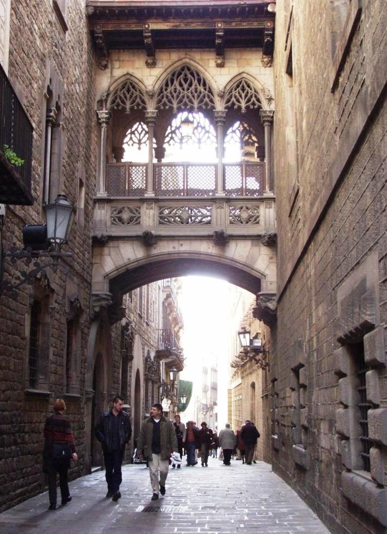 Barri Gòtic: Two Thousand Years in a Maze