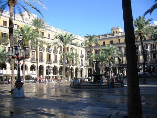 Plaça Reial: Palms, Lamps, and a Young Gaudí