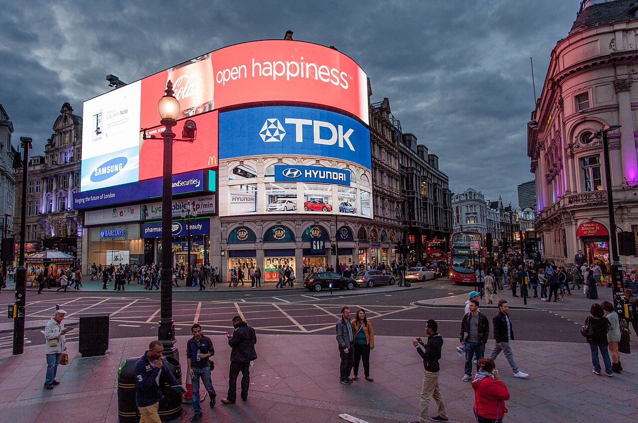 Piccadilly Circus: O Coração Elétrico de Londres