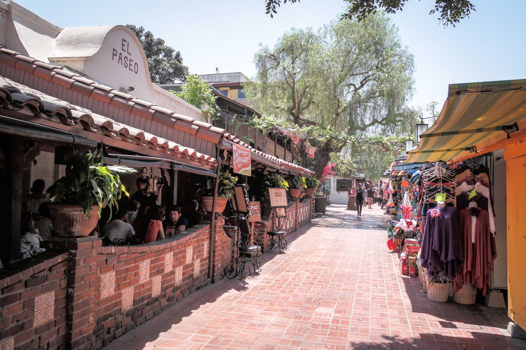 Olvera Street: O Mito Mexicano de Los Angeles